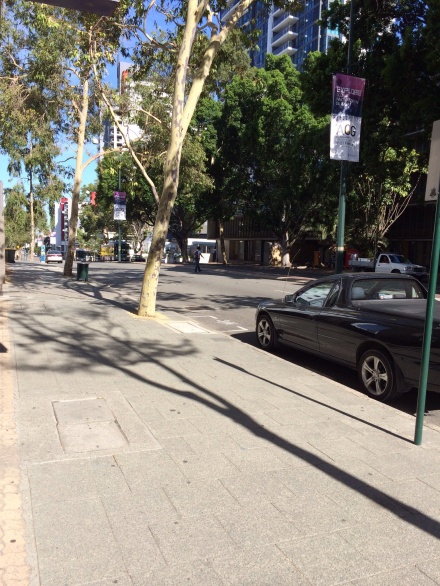 Adelaide Terrace, uma das ruas do CBD, próximo ao hotel Perth Ambassador. Fevereiro/2014.